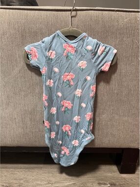 Kyte Baby Peony bodysuit onesie 6-12 months